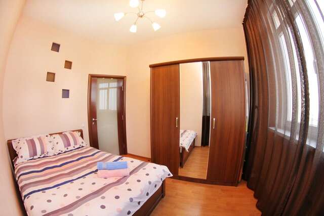 Апартаменты Uiutnaia 2-komn. kvartira pr-kt Dostyk 162 Алматы-10